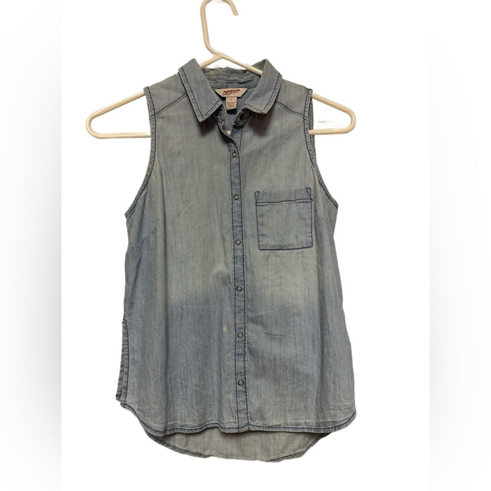 Arizona Jeans Light Denim Sleeveless Button-Up Top